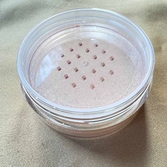 Becca Cosmetics Glow Dust Highlighter in Champagne Pop - Picture 4 of 5